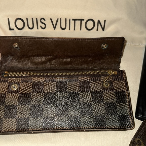 Trade? LV Authentic Damier Ebene double snap wallet wristlet😍 - Picture 3 of 11